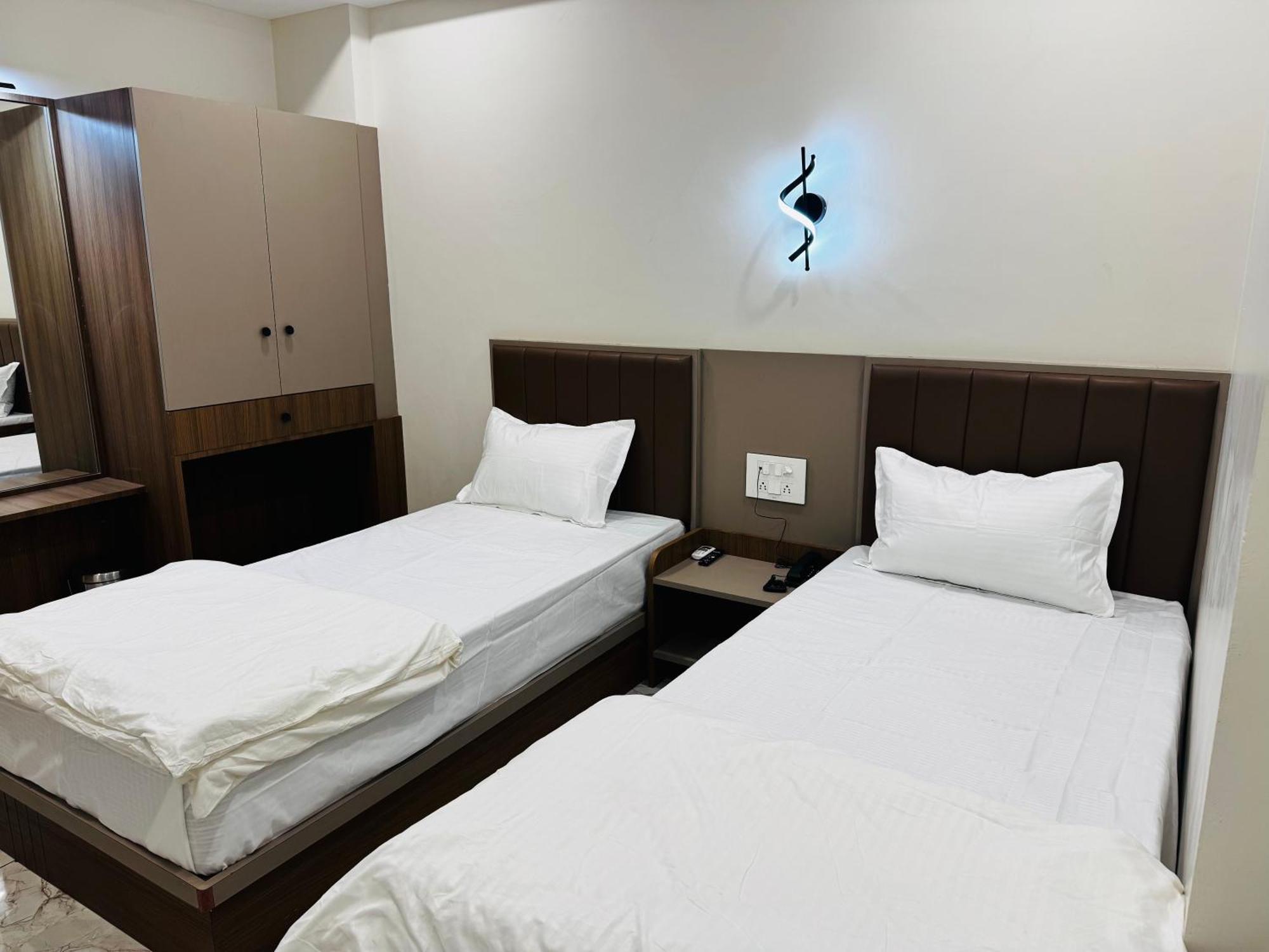 Hotel Fun N Food Bhuj Zewnętrze zdjęcie